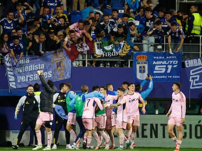 Los jugadores del Oviedo celebran el segundo gol ante el Eibar con su afición.