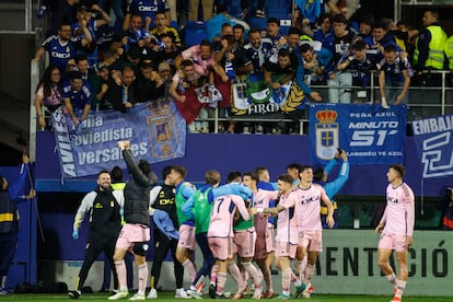 Los jugadores del Oviedo celebran el segundo gol ante el Eibar con su afición.