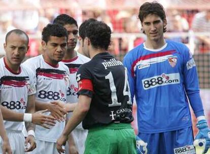 Cobeño, a la derecha, durante el Sevilla-Racing del pasado domingo.