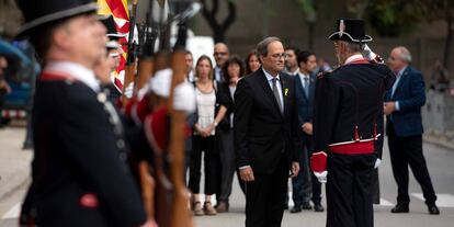 Un Mosso d'Esquadra saluda al presidente de la Generalitat Quim Torra.