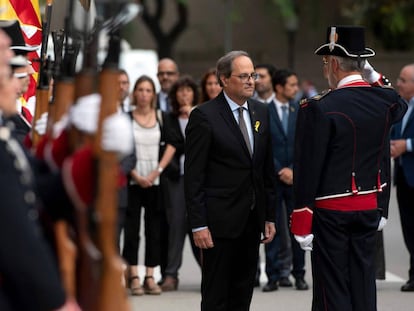 Un Mosso d'Esquadra saluda al presidente de la Generalitat Quim Torra.