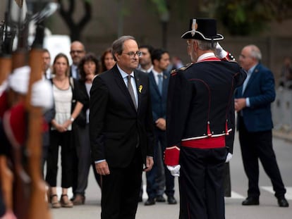 Un Mosso d'Esquadra saluda al presidente de la Generalitat Quim Torra.