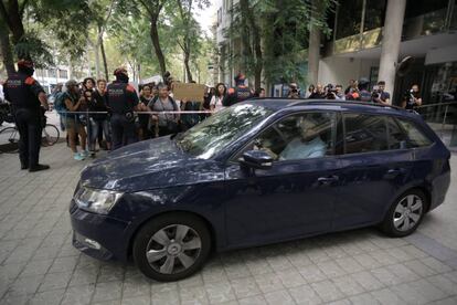 Los Mossos salen del consulado de Uruguay de Barcelona con la menor.