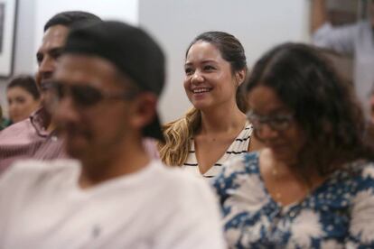 Ana Reyes sonríe viendo el debate en una asociación de inmigrantes de Los Ángeles.