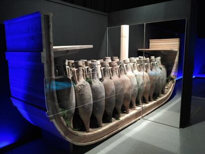 El Museo de Arqueología de Cataluña ha inaugurado una exposición en Barcelona que recrea las embarcaciones de madera que transportaban ánforas de vino por el Mediterráneo hace 2.000 años.