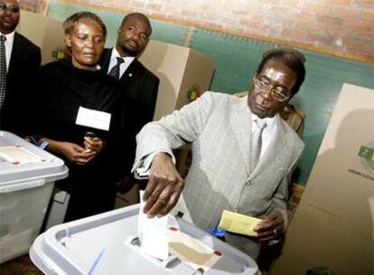 El presidente de Zimbabue, Robert Mugabe, vota en las elecciones presidenciales