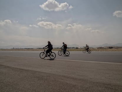 Aeropuerto de Kabul en Afganistán talibanes en bicicletas
