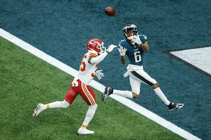  DeVonta Smith (d) de los Philadelphia Eagles recibe un balón junto a Jaylen Watson de los Kansas City Chiefs.