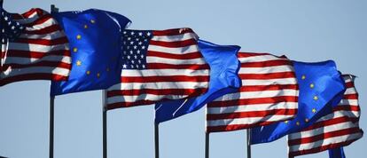 Banderas de Estados Unidos y de la Unión Europea.