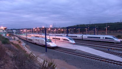 Trenes en la estaci&oacute;n de Camp de Tarragona.                         