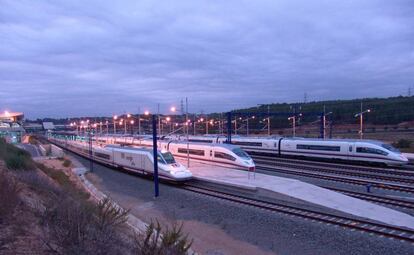 Trenes en la estaci&oacute;n de Camp de Tarragona.                         