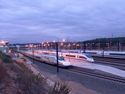 Trenes en la estaci&oacute;n de Camp de Tarragona.                         