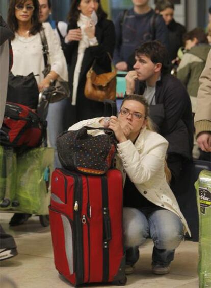 Pasajeros a la espera de sus vuelos en Barajas.