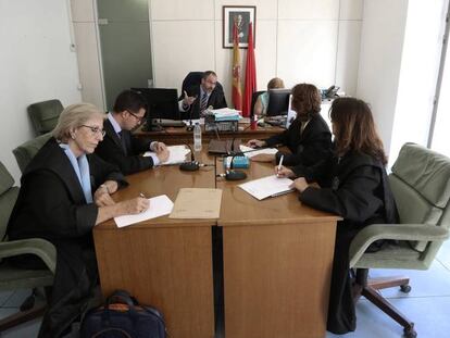 Al fondo, el juez José María Ortiz Aguirre, se dirige a una abogada