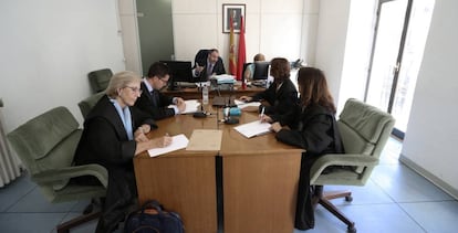 Judge José María Ortiz Aguirre (c) inside the 101 bis courtroom.