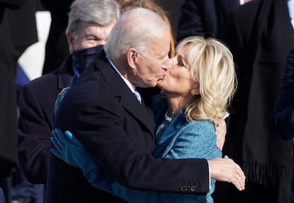 Joe Biden y su esposa Jill se besan después de tras el juramento que le convierte en el 46º Presidente de los Estados Unidos. 