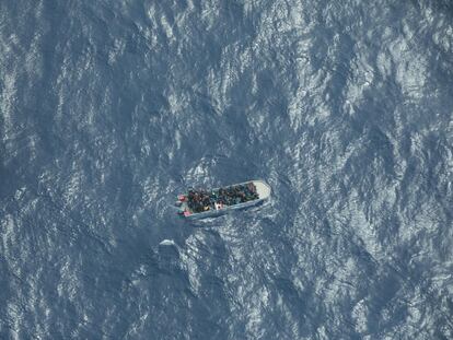 Una barcaza abarrotada de migrantes, en su ruta hacia Italia por el Mediterráneo central, en una imagen del 11 de marzo, cedida por la ONG de rescate Sea Watch.