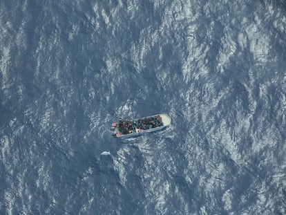 Una barcaza abarrotada de migrantes, en su ruta hacia Italia por el Mediterráneo central, en una imagen del 11 de marzo, cedida por la ONG de rescate Sea Watch.