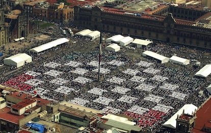 Vista aérea del Récord Guiness de simultáneas de ajedrez en la Plaza del Zócalo de Ciudad de México, el 22 de octubre de 2006