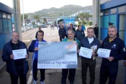 Trabajadores del grupo automovilístico Fiat protestan ante de la fábrica de Termini Imerese (Italia) en noviembre del 2011 por la decisión de la empresa de cerrar la factoría. EFE/archivo