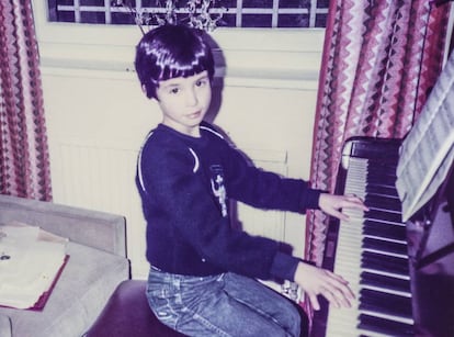 James Rhodes de niño, tocando el piano.
