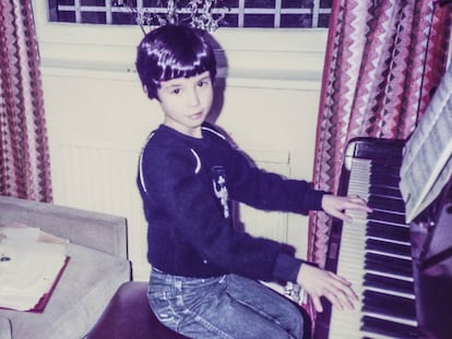 James Rhodes de niño, tocando el piano.