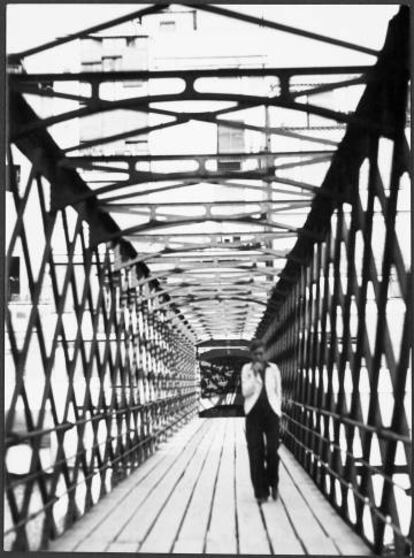 Sin título, 1933 ((Annemarie Schwarzenbachen el puente Eiffel sobre el rio Oñar), Gerona, 1933