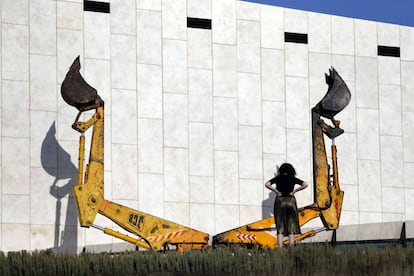 Una visitante observa una instalacion del Museo de Palestina, en Birzeit (Cisjordania).
