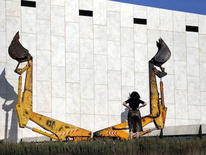 Una visitante observa una instalacion del Museo de Palestina, en Birzeit (Cisjordania).