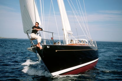 Una mujer navega en la proa de un velero a toda vela frente a la costa de Maine, en Estados Unidos, en una imagen de los años noventa