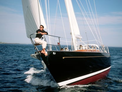Una mujer navega en la proa de un velero a toda vela frente a la costa de Maine, en Estados Unidos, en una imagen de los años noventa