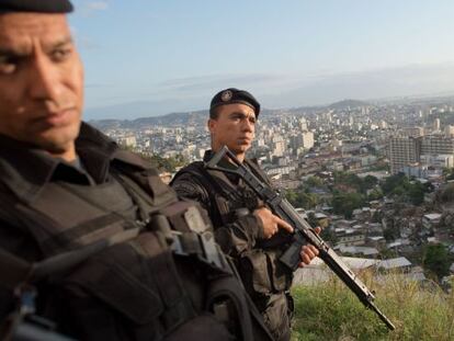 Polic&iacute;a brasile&ntilde;a en operaci&oacute;n en R&iacute;o de Janeiro, octubre de 2013