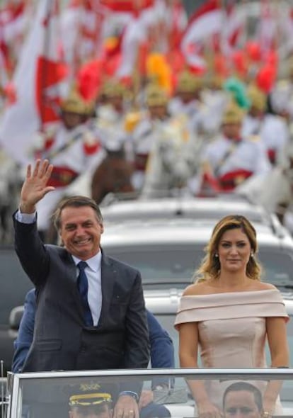 El presidente Jair Bolsonaro y su esposa Michelle llegan a la ceremonia de investidura el pasado martes.