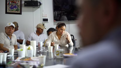 Yenidia Cuéllar, durante una reunión en la sede de la Asociación Campesina del Valle del Río Cimitarra (ACVC) en Barrancabermeja, en el departamento de Santander, en el norte de Colombia, el 30 de septiembre de 2024.