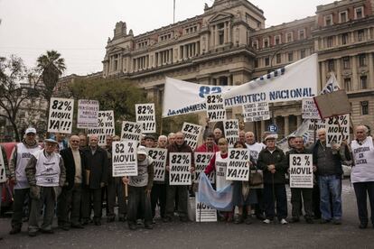 Jubilados protestan frente a la Corte Suprema argentina.