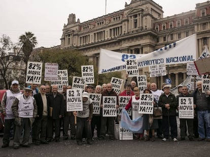 Jubilados protestan frente a la Corte Suprema argentina.