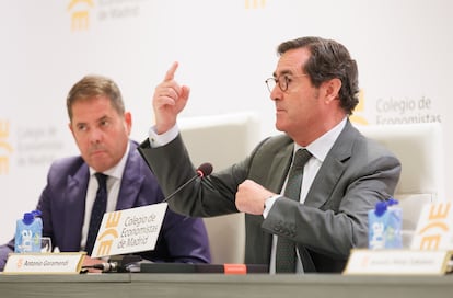 El presidente de la CEOE, Antonio Garamendi (d), y el presidente de Cepyme, Gerardo Cuerva (i).