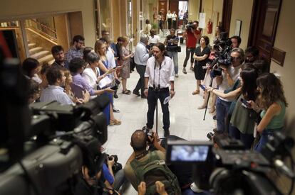 Pablo Iglesias hace declaraciones a los periodistas en el Congreso, tras formalizar su acta de diputado de la XII legislatura.