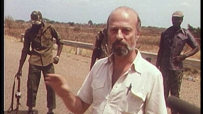 Fernando de Giles en un reportaje en &Aacute;frica.