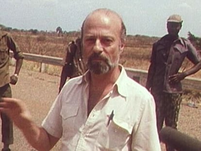 Fernando de Giles en un reportaje en &Aacute;frica.