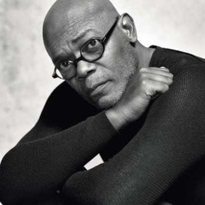 Samuel L. Jackson posa en exclusiva para ICON con jersey Giorgio Armani y gafas Alain Mikli.