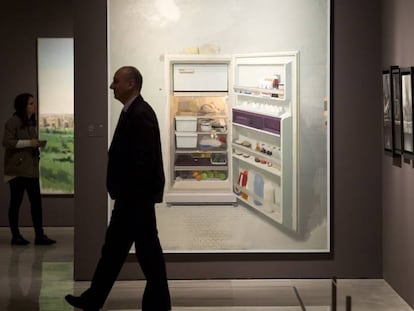 Un hombre camina junto a la obra 'Nevera nueva', de Antonio López.