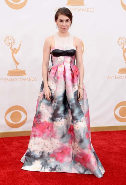 ¿Quedaron juntas Dunham y Zosia Mamet para decidir modelito? ¿Qué estilista le dijo a Shoshanna que este era un modelo win win? Entendemos que el revival de los 90 es un hecho, pero este pseudo tye dye de puesta de largo no ha sido la mejor elección.