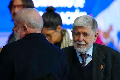 El excanciller Celso Amorim (derecha), asesor del presidente Lula, junto al mandatario, el día 6 en Santiago, durante una visita oficial a Chile.