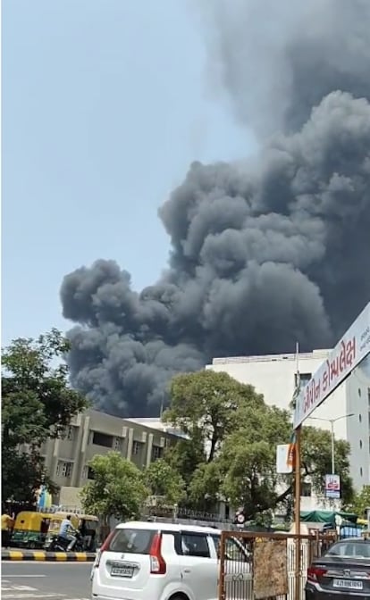 Columna de humo en el lugar donde un avión Air India a Londres se estrelló poco después de despegar el Aeropuerto Internacional Sardar Vallebhbhai Patel, en el estado occidental de Gujarat, India, este jueves.