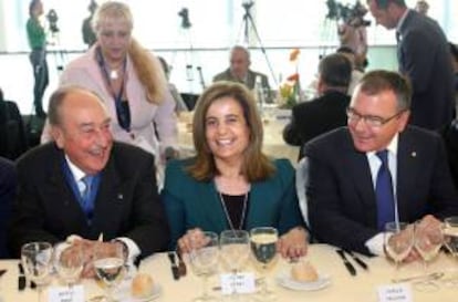 La ministra de Empleo y Seguridad Social, Fátima Báñez (c), junto al presidente de Gresol, Antoni Pont (i) y el alcalde de Reus, Carles Pellicer, en la XI Jornada Gresol de Reus, hoy.