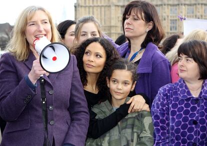 La actriz Thandie Newton abraza a su hija, Ripley, durante una concentración en Londres contra la violencia machista en febrero de 2013.