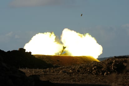 Un tanque israelí dispara un proyectil desde el norte de Israel hacia el Líbano, este miércoles. 