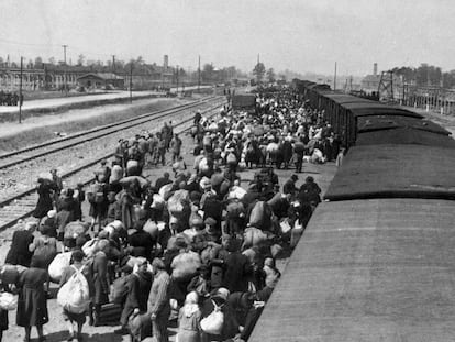 Judíos húngaros llegan al campo de exterminio nazi de Auschwitz, en una imagen tomada por las SS en mayo de 1944.