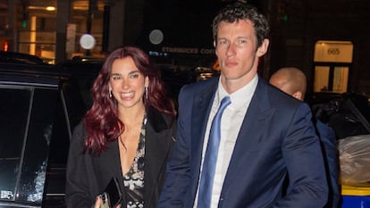 Dua Lipa y Callum Turner en una cita nocturna por las calles de Nueva York, el 26 de abril de 2024. 